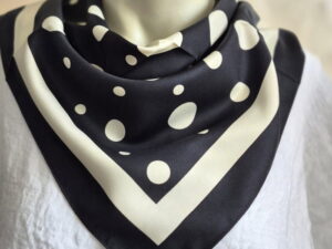 Esarfa satinata patrata neagra cu buline albe