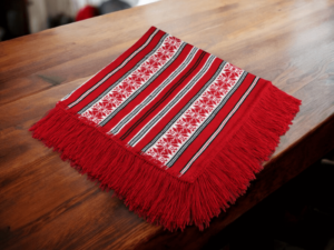 Fata de masa rosie Ionela