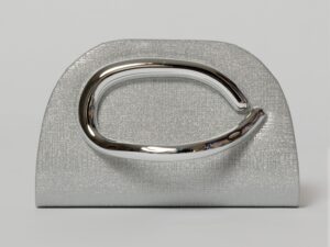 Geanta argintie cu design modern stralucitor si maner metalic