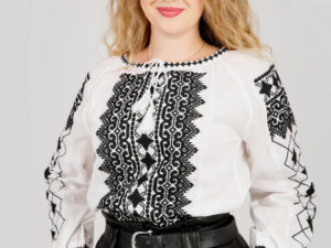 Ie traditionala alba cu motiv geometric negru Luiza 01