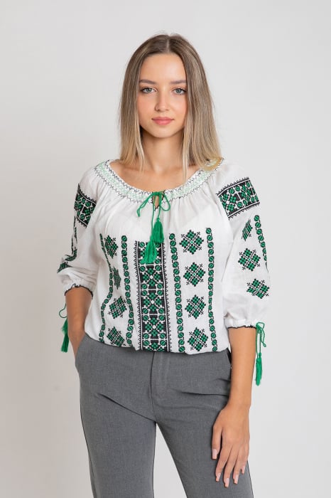 Reducere 38% - Ie traditionala alba cu motiv geometric verde Mirela 1 Ie traditionala alba cu motiv geometric verde Mirela