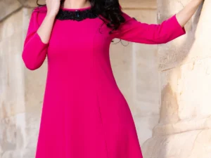 Rochie de ocazie fucsia evazata cu colier din margele negre