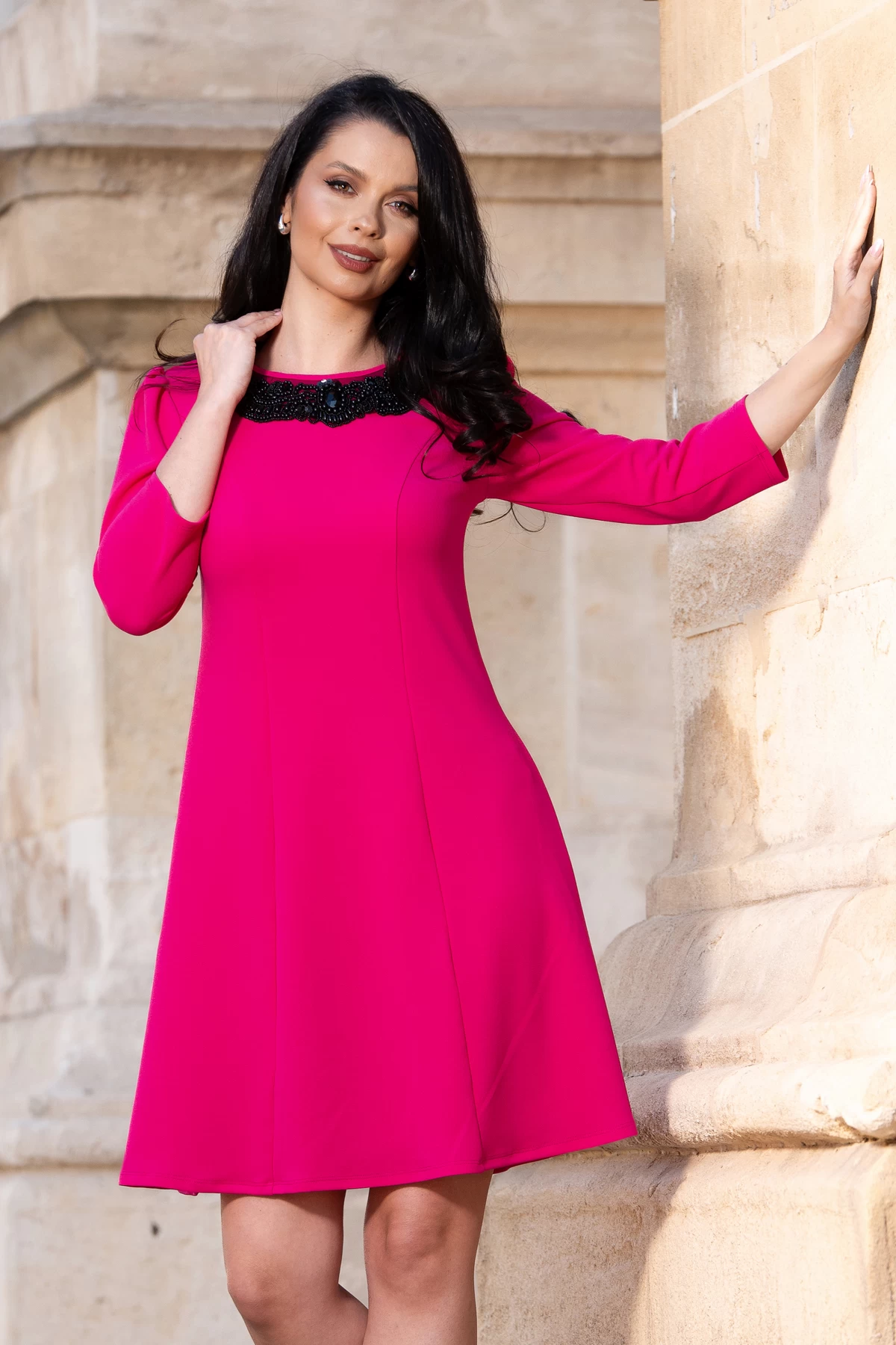 Reducere 25% - Rochie de ocazie fucsia evazata cu colier din margele negre 1 Rochie de ocazie fucsia evazata cu colier din margele negre