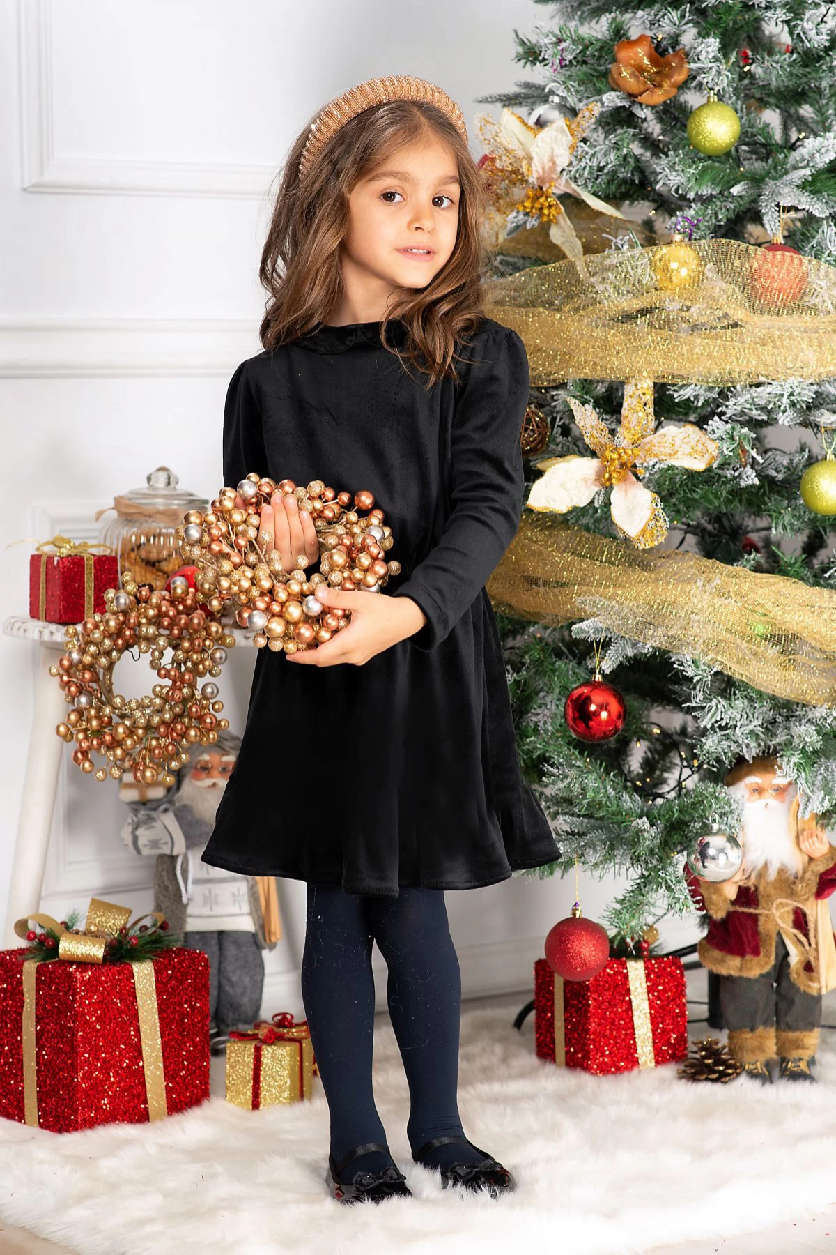 Reducere 30% - Rochie fetita din catifea neagra Fiolla in clos cu guler 1 Rochie fetita din catifea neagra Fiolla in clos cu guler
