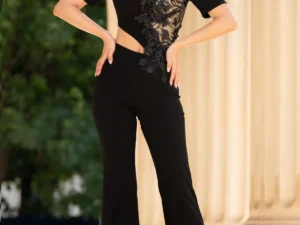 Salopeta eleganta neagra cu pantaloni evazati si flori 3D