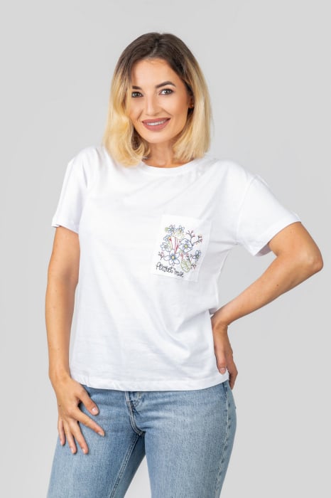 Reducere 53% - Tricou alb cu buzunar cu flori 1 Tricou alb cu buzunar cu flori