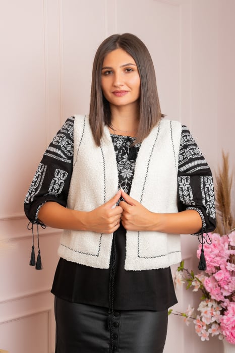 Reducere 43% - Vesta traditionala alba de dama tip blanita Eva 1 Vesta traditionala alba de dama tip blanita Eva