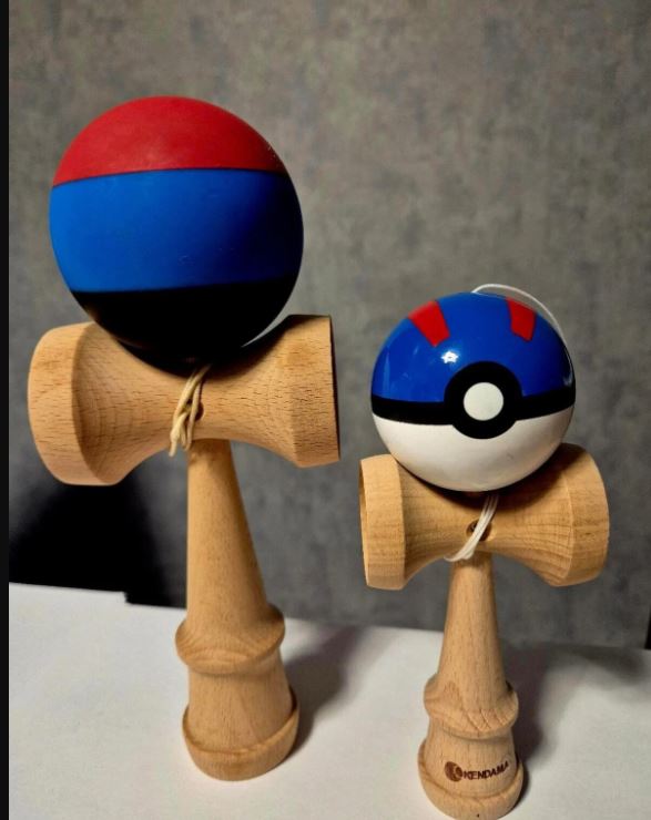 Reducere 55% - Giant Kendama + Mini Kendama Negru si Rosu Model 1 Giant Kendama + Mini Kendama Negru si Rosu Model