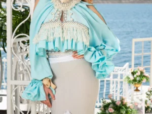 Bluza eleganta bleu ciel cu perle cusute manual si dantela pretioasa