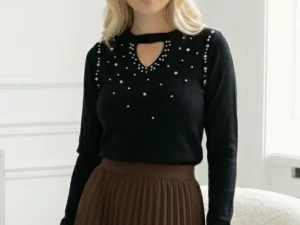 Bluza neagra cu perle decorative...