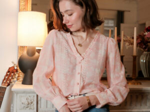 Camasa roz cu print floral si detalii brodate