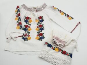 Compleu traditional fetite Eliza
