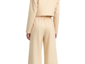 cu sacou structurat si pantaloni evazati cu sacou structurat si pantaloni evazati