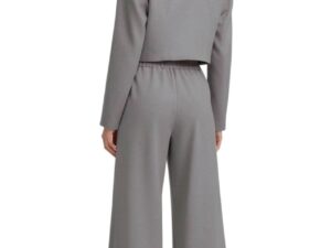 cu sacou structurat si pantaloni evazati cu sacou structurat si pantaloni evazati