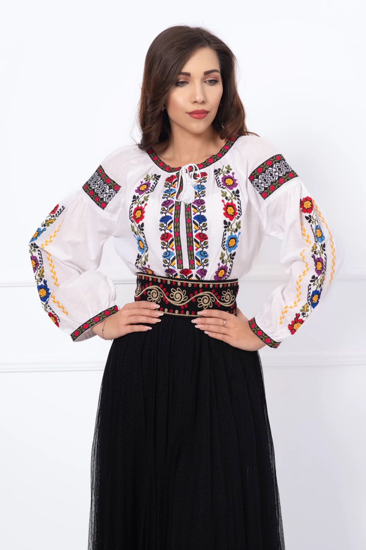 Reducere 38% - Ie brodata cu motive traditionale florale multicolore 1 Ie brodata cu motive traditionale florale multicolore