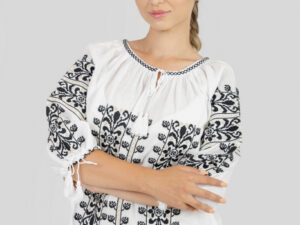 Ie traditionala alba cu motiv floral negru Augustina