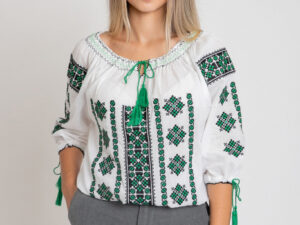 Ie traditionala alba cu motiv geometric verde Mirela