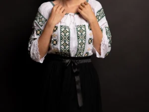 Ie traditionala romaneasca cu broderie verde in simbolul crucii