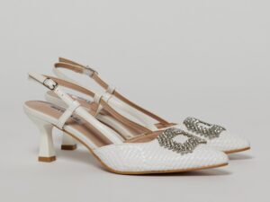 Pantofi albi cu finisaj impletit si accesoriu cu pietre stralucitoare
