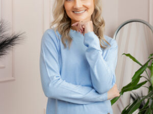 Pulover tricotat fin cu detalii ondulate Caroline - Bleu