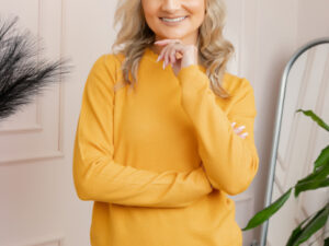 Pulover tricotat fin cu detalii ondulate Caroline - Galben