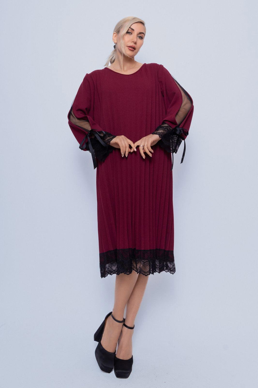 Reducere 16% - Rochie bordo plisata midi cu maneca dublata cu tull si dantela 1 Rochie bordo plisata midi cu maneca dublata cu tull si dantela