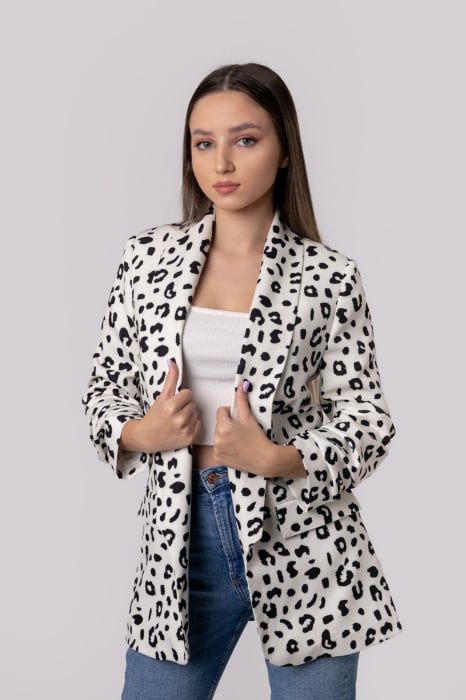 Reducere 32% - Sacou alb cu animal print si maneci incretite 1 Sacou alb cu animal print si maneci incretite
