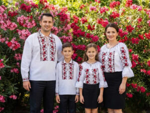 Set Familie Traditionala 395   Camasi traditionale cu broderie