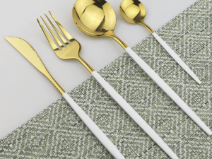 Set de 24 piese tacamuri in stil portughez- culoare Alb si auriu