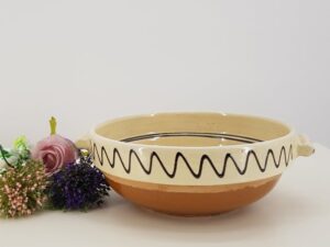 Castron traditional cu manere din ceramica de corund