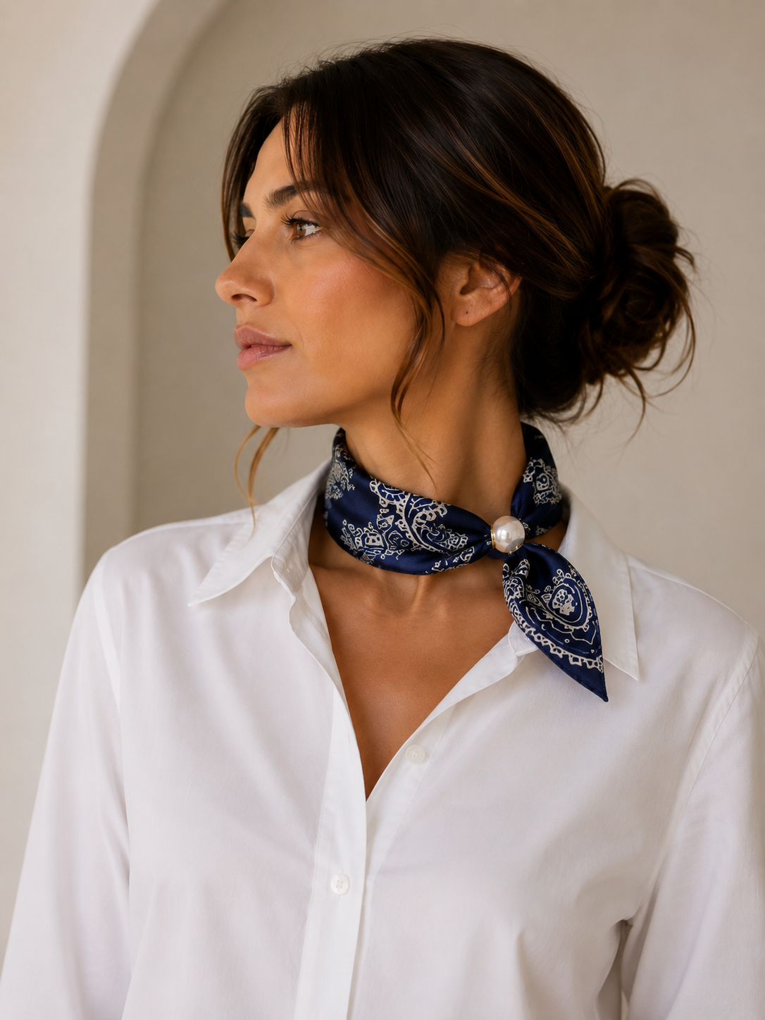 Reducere 40% - Esarfa colier satinata cu perla decorativa si inchidere magnetica, imprimeu floral alb pe fond albas 1 Esarfa colier satinata cu perla decorativa si inchidere magnetica