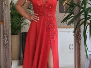 Rochie eleganta din tafta rosie cu slit pe picior si broderie pretioasa