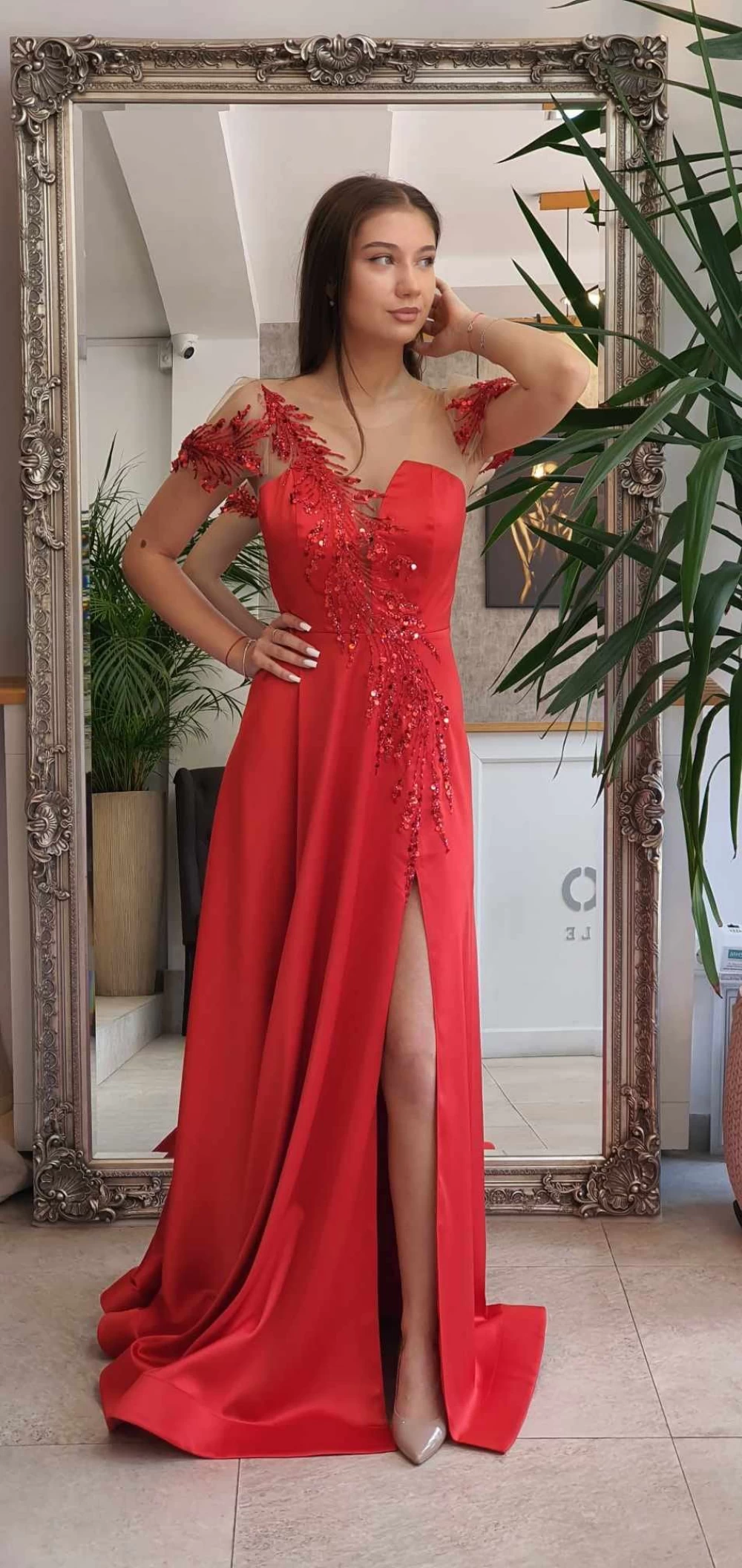 Reducere 10% - Rochie eleganta din tafta rosie cu slit pe picior si broderie pretioasa 1 Rochie eleganta din tafta rosie cu slit pe picior si broderie pretioasa