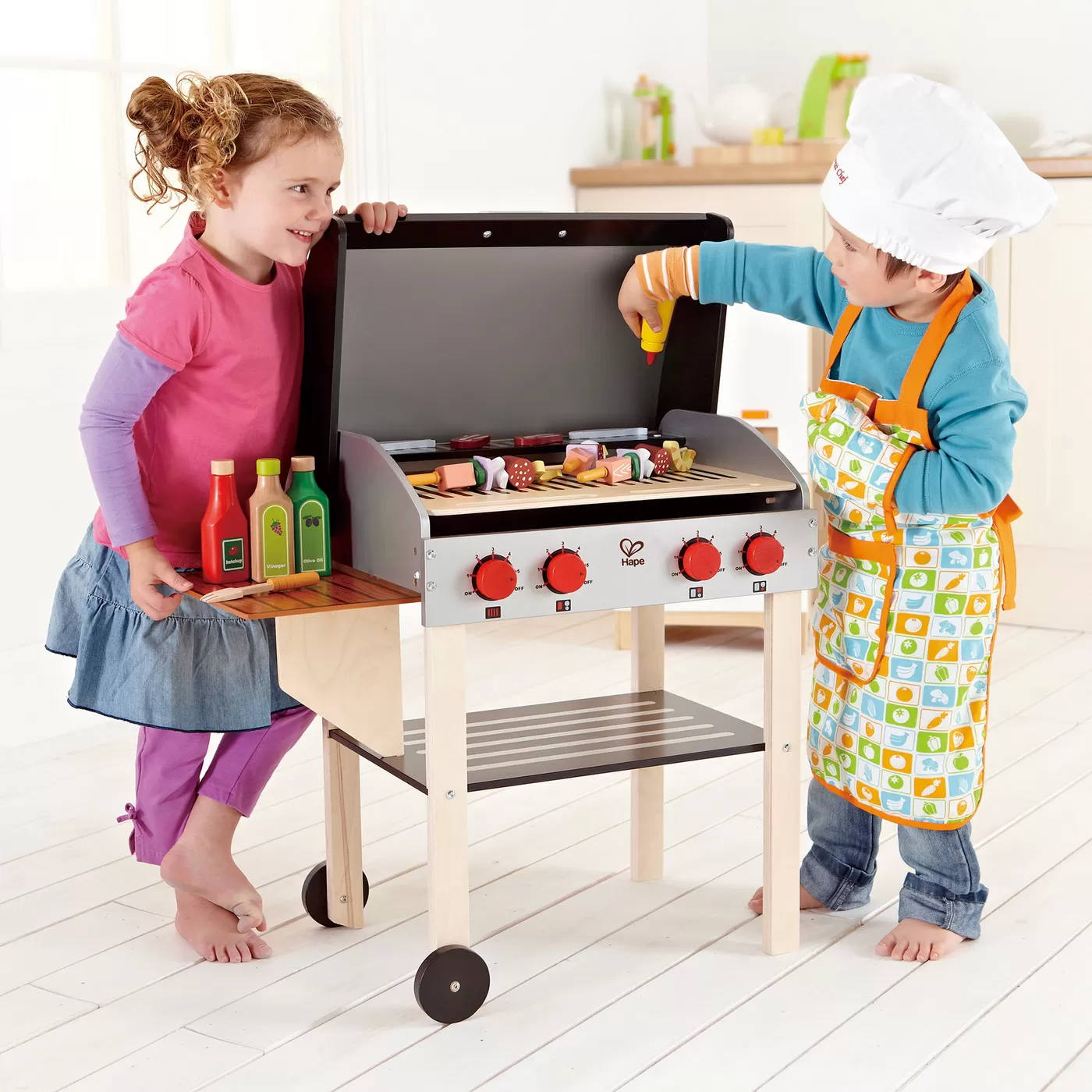 Reducere 17% – Gratar bucatarie Hape, lemn, cu accesorii KID005662 1 Gratar bucatarie Hape