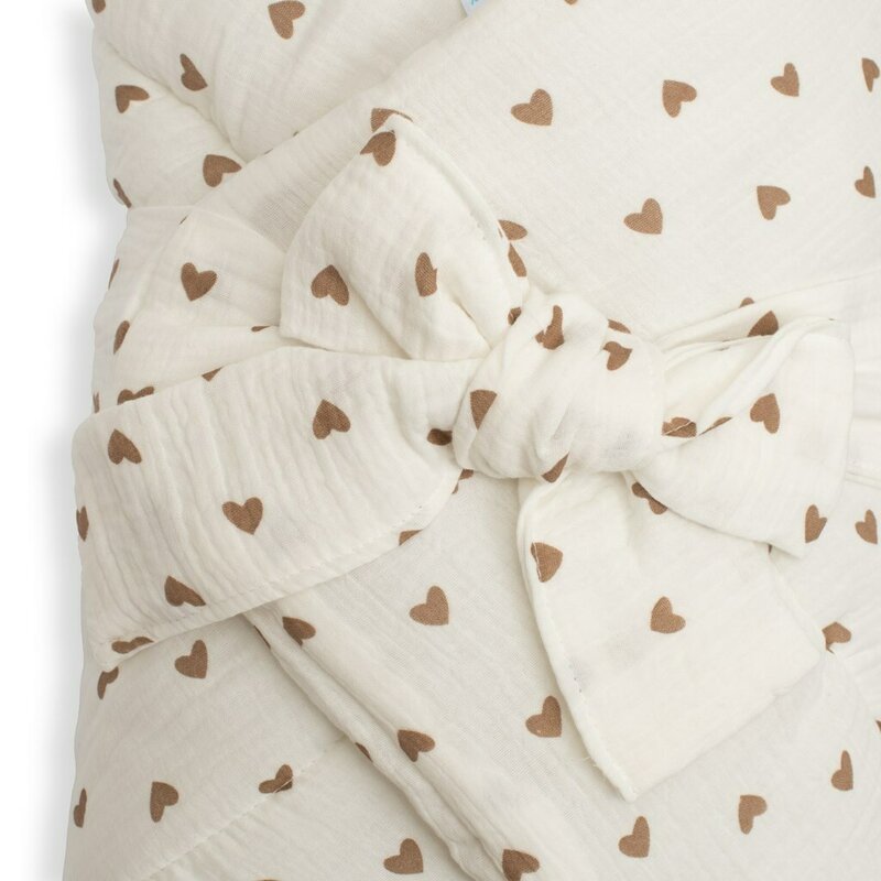 Reducere 53% – Paturica de infasat din muselina New Baby Little Heart 75x75 cm inchidere cu panglica 1 Paturica de infasat din muselina New Baby Little Heart 75x75 cm inchidere cu panglica