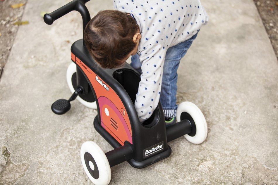 Reducere 54% – Tricicleta pentru copii Italtrike La Cosa Chopper cu roti din cauciuc, compartiment depozitare, varsta 1-3 ani 2 compartiment depozitare
