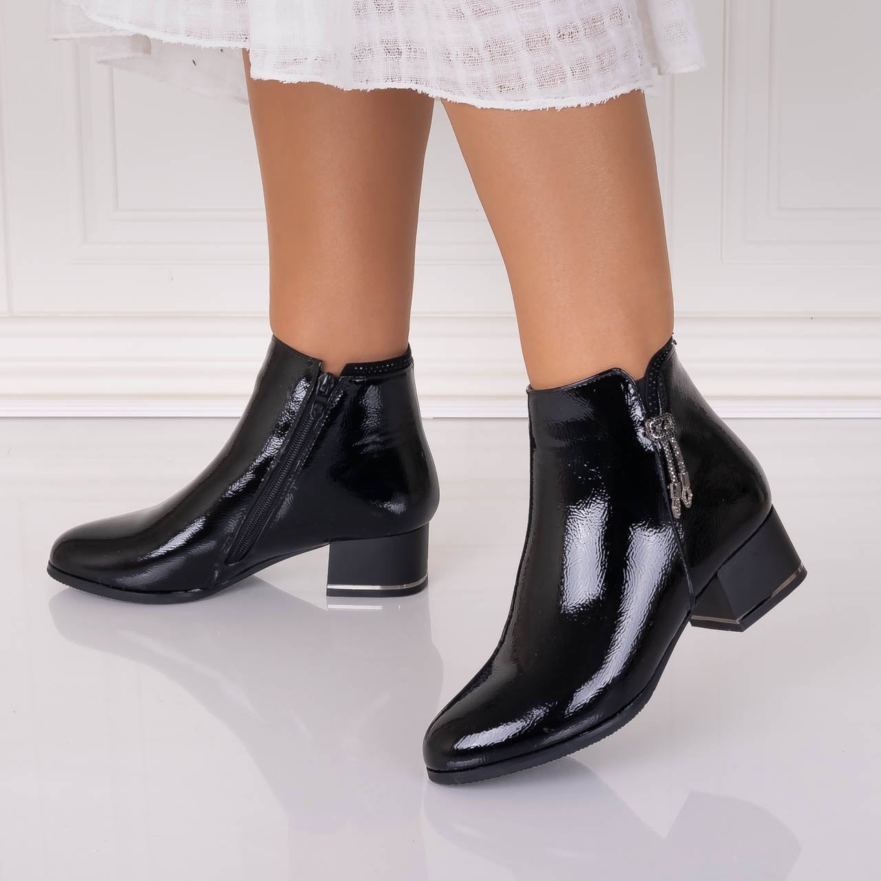 Reducere 27% – Botine Dama Imblanite Negre din Piele Ecologica Lacuita Aemala 1 Botine Dama Imblanite Negre din Piele Ecologica Lacuita Aemala