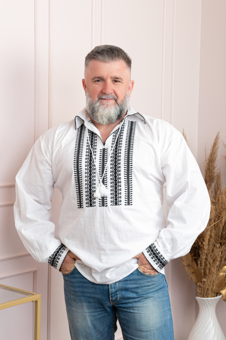 Reducere 37% – Camasa barbateasca traditionala alba cu motiv geometric negru Adrian 1 Camasa barbateasca traditionala alba cu motiv geometric negru Adrian