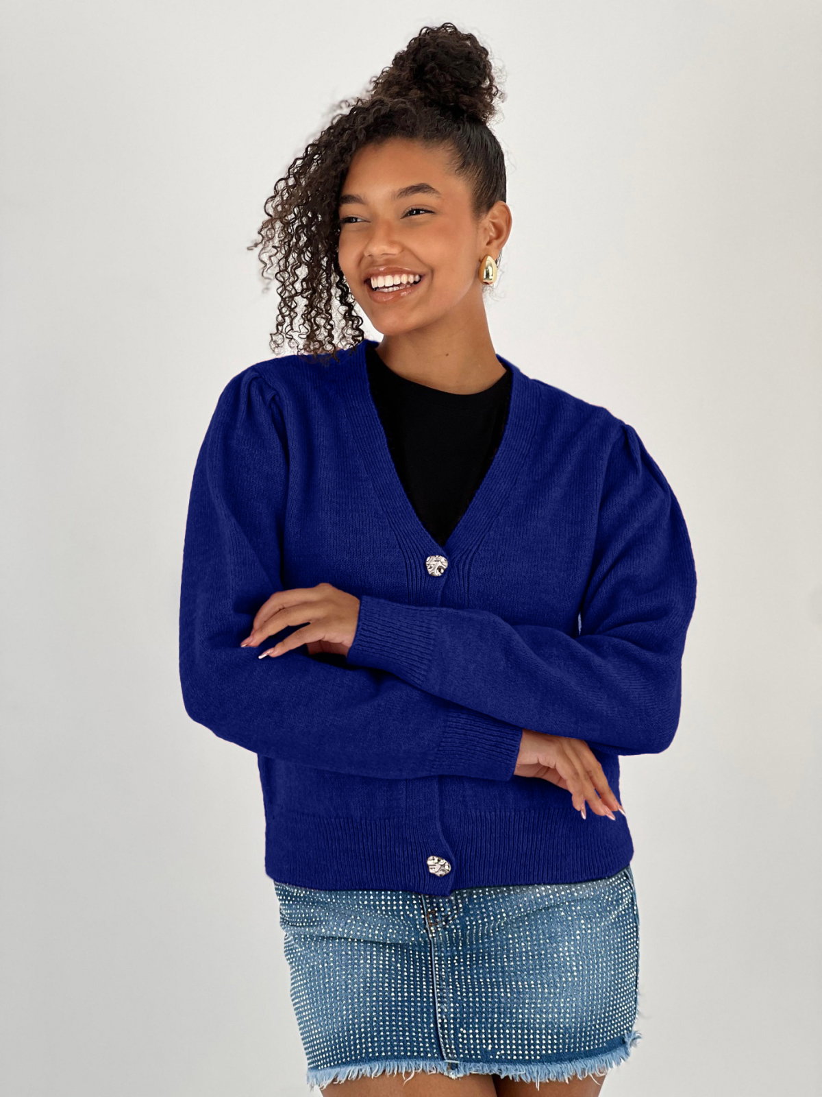 Reducere 18% – Cardigan cu decolteu in V, din tricotaj albastru cu nasturi decorativi aurii 1 Cardigan cu decolteu in V