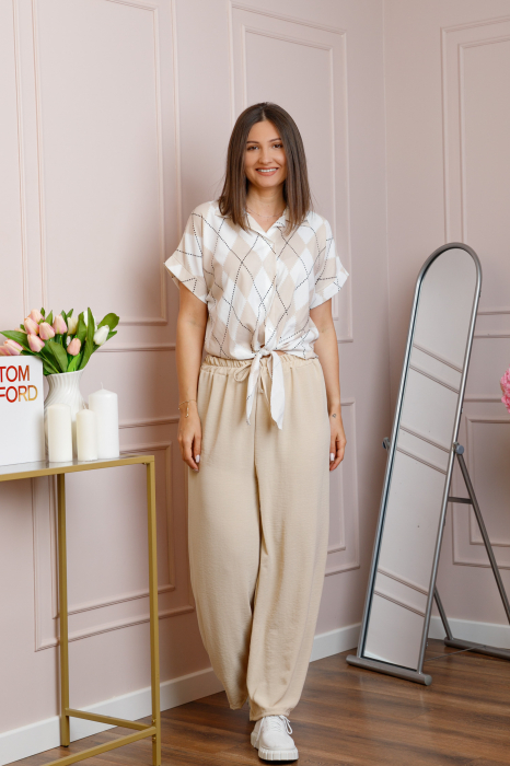 Reducere 36% – Compleu dama bej cu pantaloni largi si bluza cu nod Candice 1 Compleu dama bej cu pantaloni largi si bluza cu nod Candice