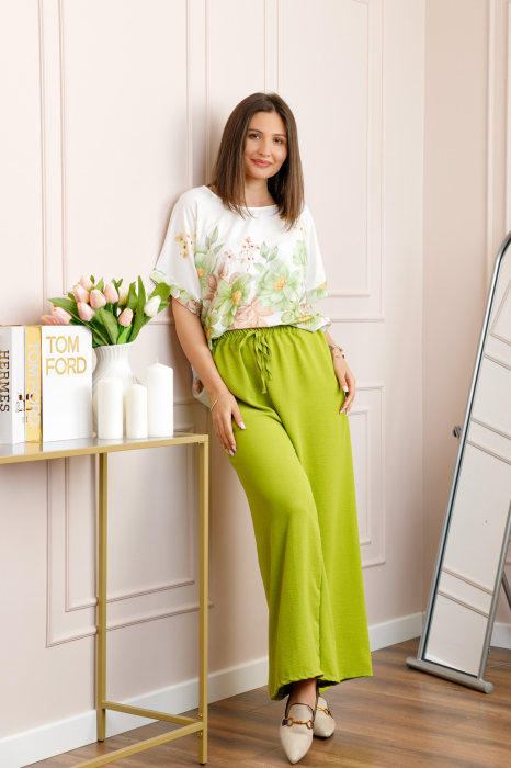 Reducere 36% – Compleu dama Deborah cu bluza vaporoasa si pantaloni largi - Verde lime 1 Compleu dama Deborah cu bluza vaporoasa si pantaloni largi - Verde lime