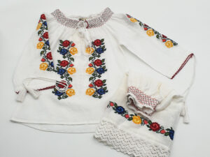 Compleu traditional fetite Eliza