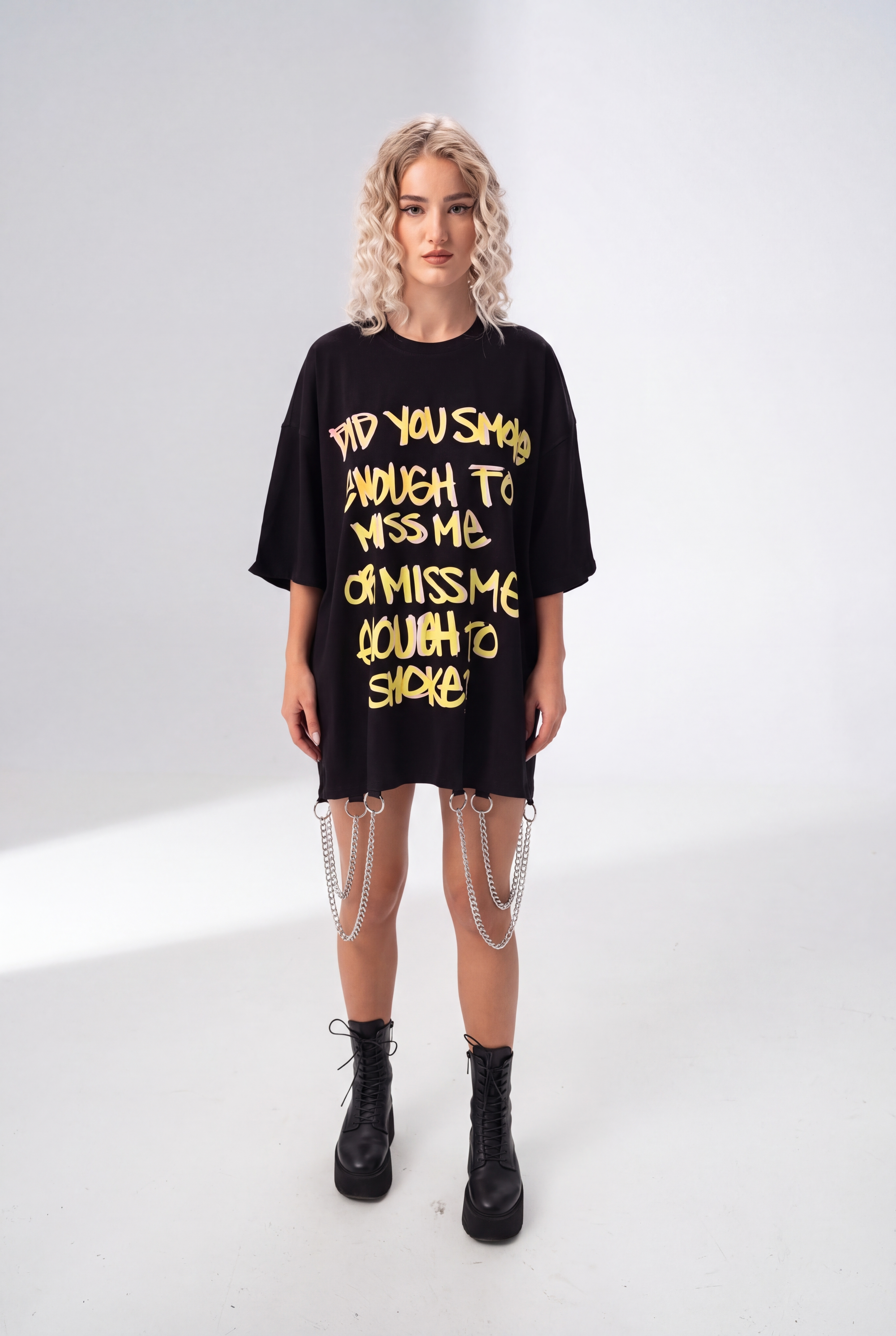 Reducere 39% – Black Chain Hem Slogan T-Shirt - XS/S 1 Black Chain Hem Slogan T-Shirt - XS/S