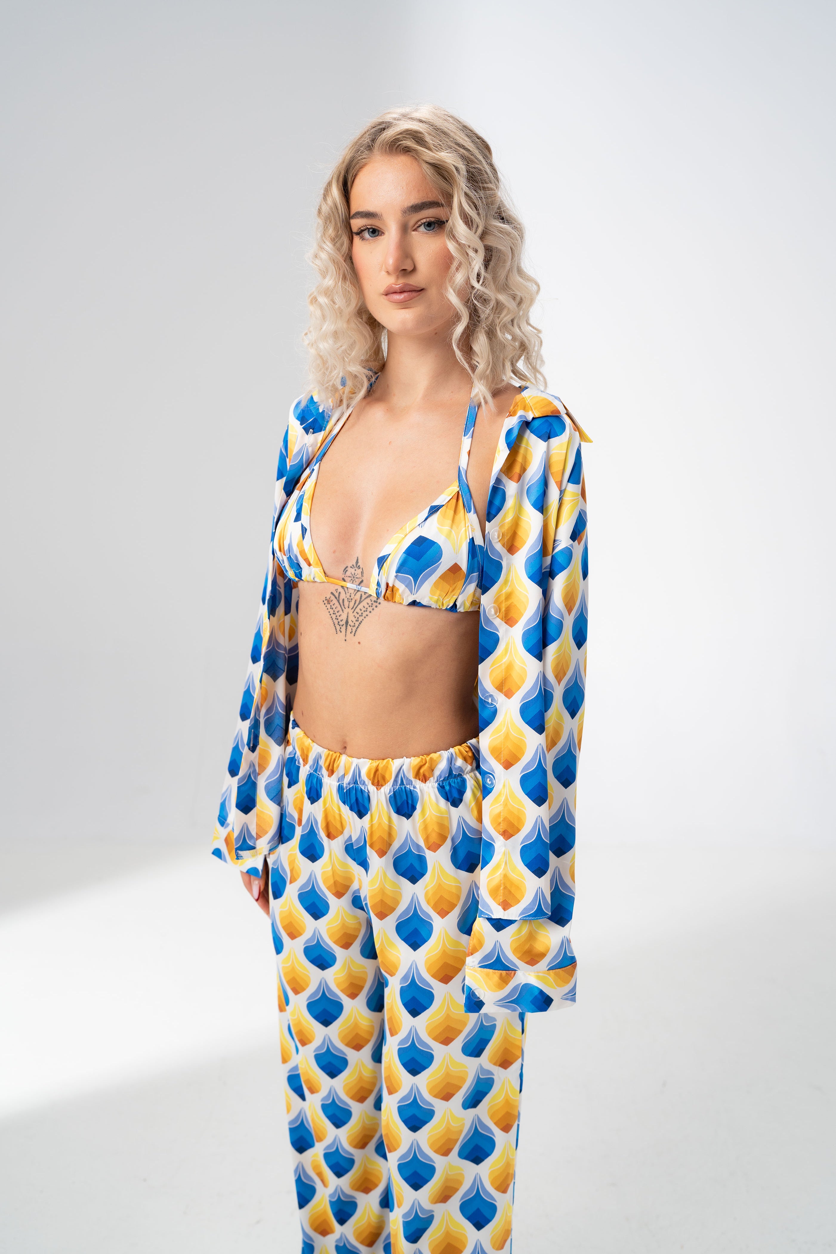 Reducere 41% – Blue Yellow Satin Three Piece Set - L 1 Blue Yellow Satin Three Piece Set - L
