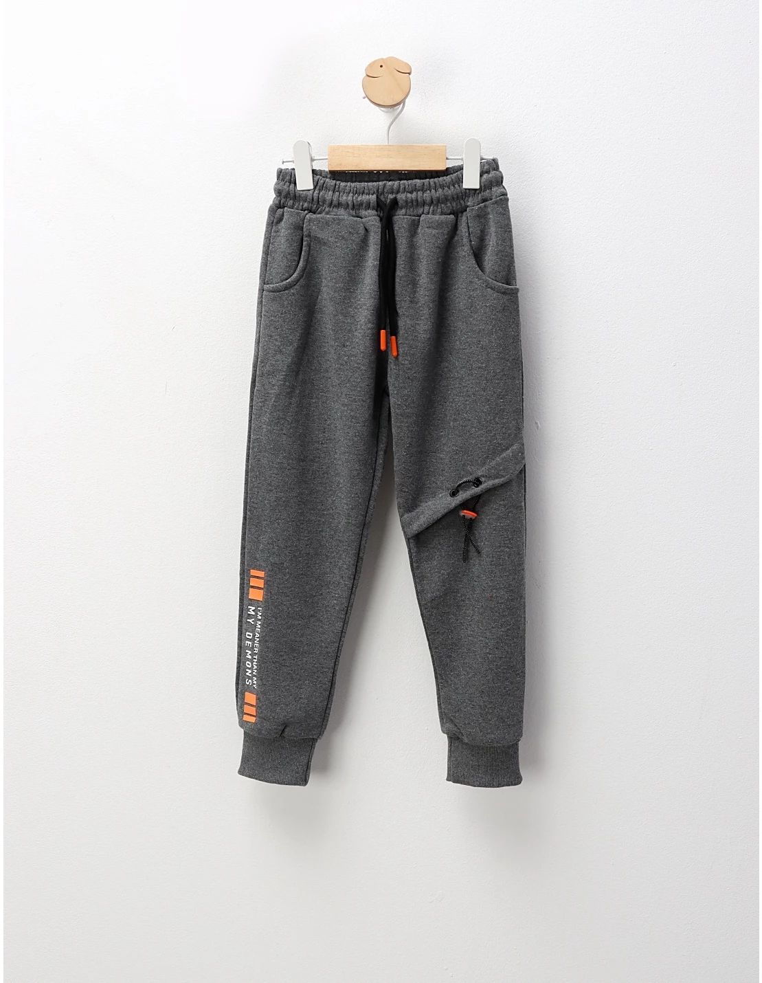 Reducere 50% – Pantaloni de trening Elias gri inchis 1 Pantaloni de trening Elias gri inchis