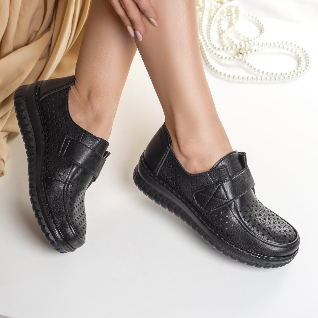 Reducere 43% – Pantofi dama casual negri din piele ecologica tani 1 Pantofi dama casual negri din piele ecologica tani