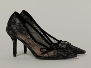 Pantofi eleganti negri imbracati in dantela
