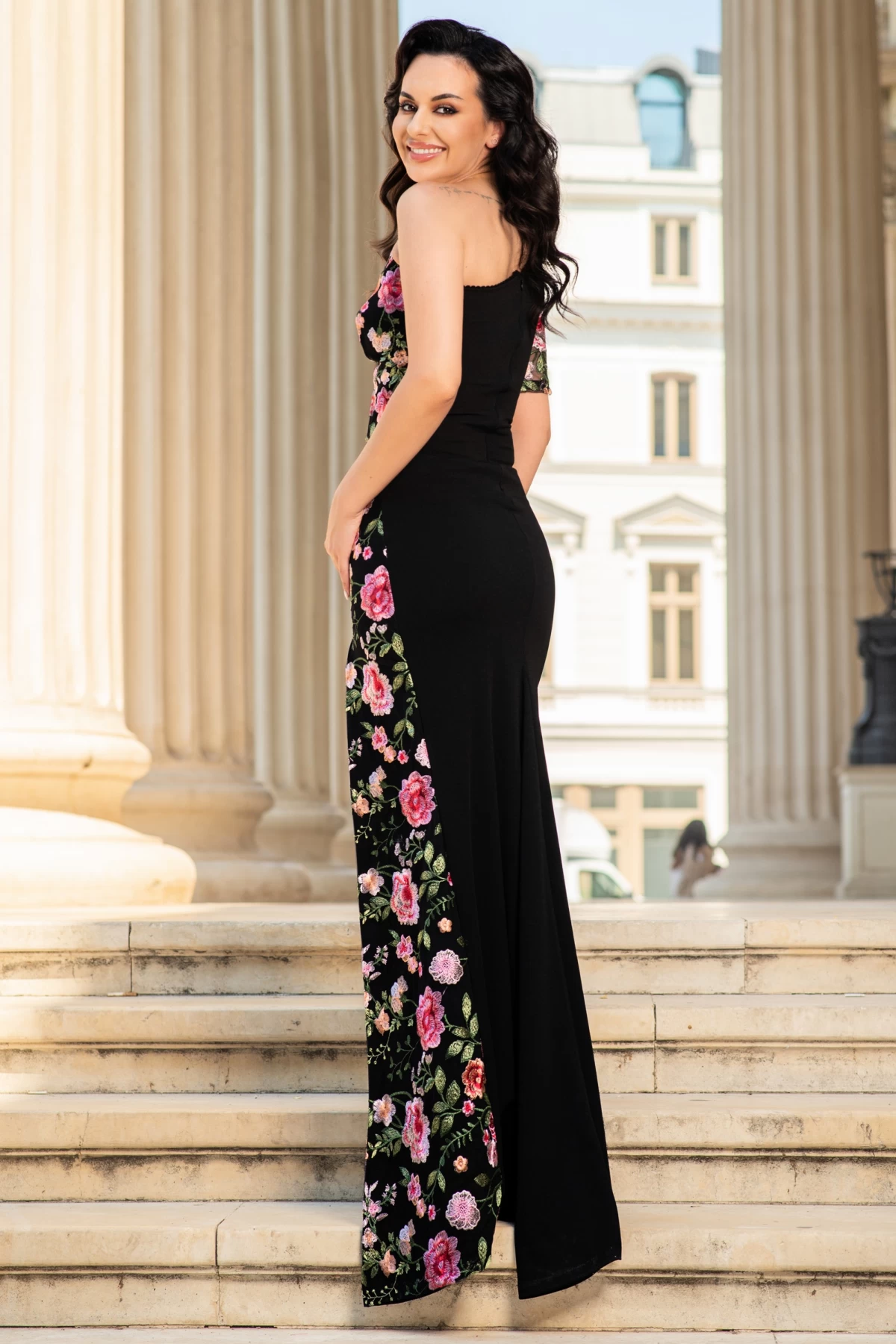 Reducere 30% – Rochie de seara neagra lunga Amelia cu bujori brodati 2 Reducere 30% – Rochie de seara neagra lunga Amelia cu bujori brodati - imagine 2