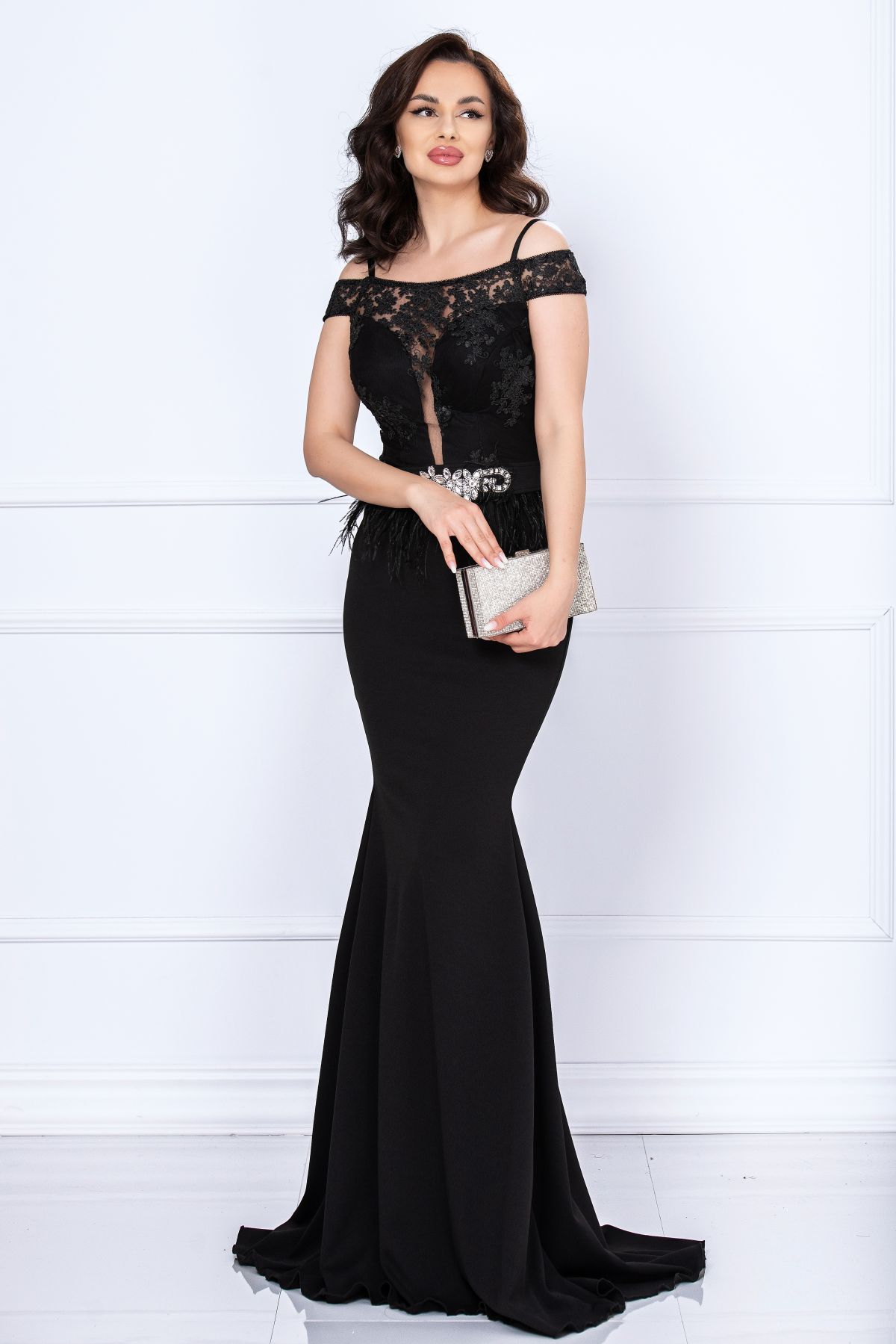 Reducere 35% – Rochie de seara tip sirena Renata neagra cu broderie si fulgi 1 Rochie de seara tip sirena Renata neagra cu broderie si fulgi
