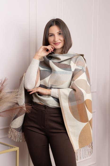 Reducere 45% – Sal dama bej cu imprimeu geometric si franjuri Carly 1 Sal dama bej cu imprimeu geometric si franjuri Carly
